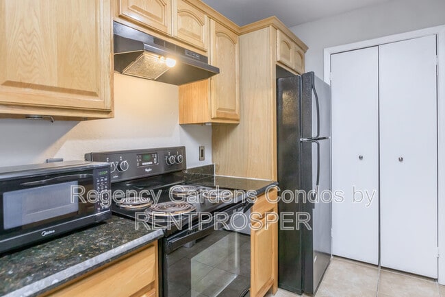 Foto del edificio - 4301 Lizshire Ln