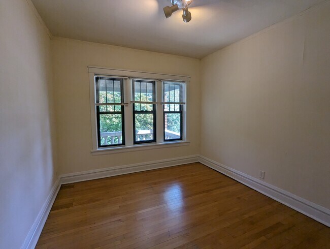 Foto del edificio - 2526 N Kedzie Blvd