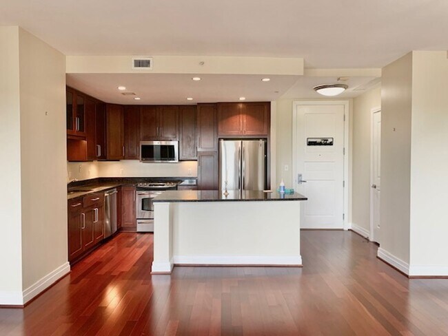 Foto del edificio - Beautiful 1 BR plus den 2 BA luxury condo ...