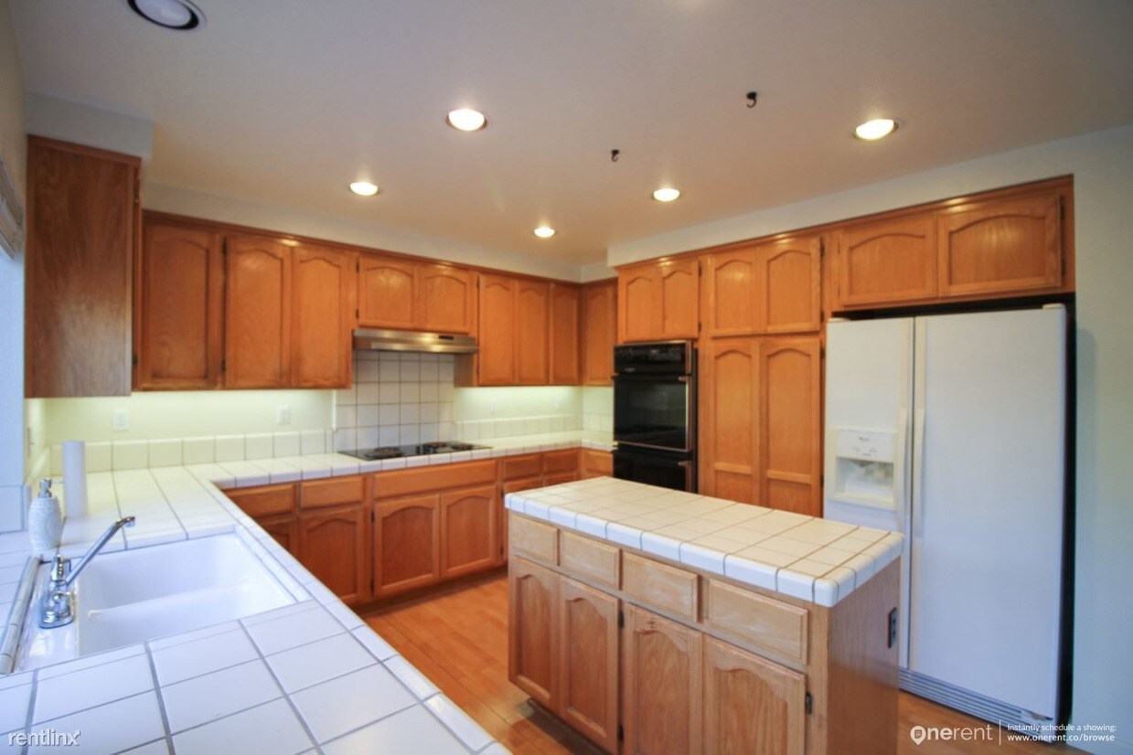 Primary Photo - 812 Spring Brook Dr