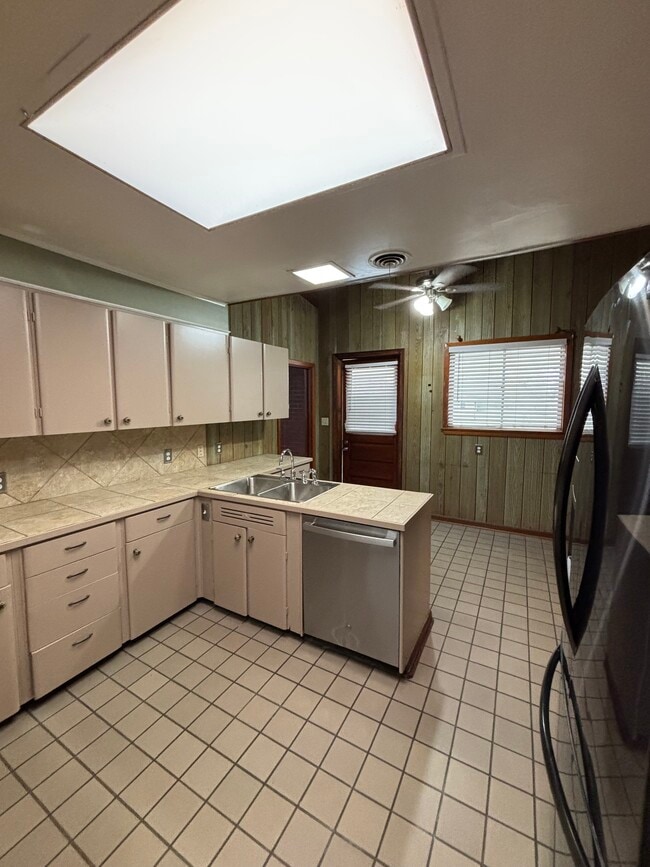 Kitchen with cooktop, oven, dishwasher and fridge - 1010 N Cutting Ave