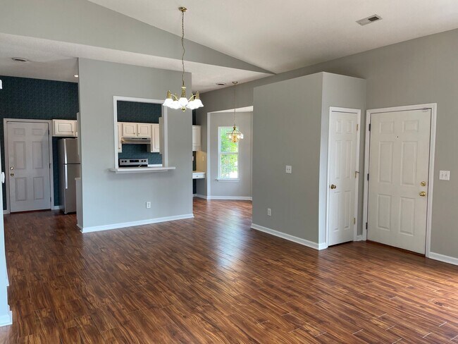 Foto del edificio - 3 bedroom/2 bathroom home with one-car gar...