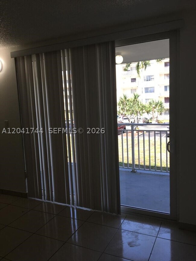 Foto del edificio - 6930 Miami Gardens Dr