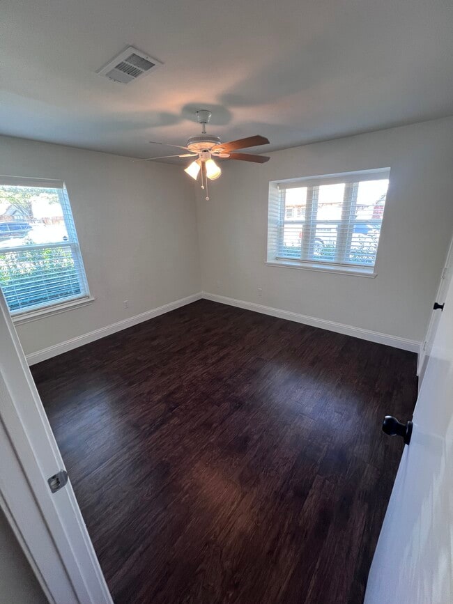 Vista desde la puerta que da al frente de la casa. - 7824 Cardinal Ct