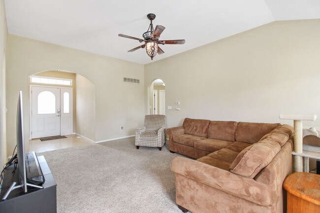 Foto del edificio - Spacious two-story home in a convenient location