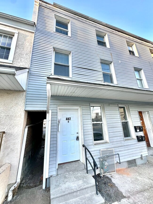 Building Photo - 445-447 Linden St