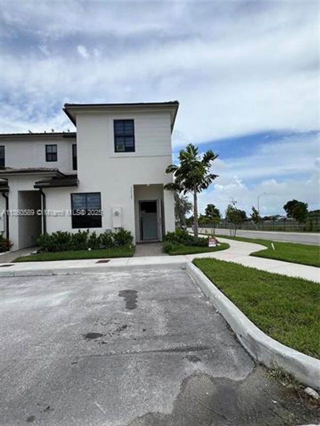 Building Photo - 12725 SW 234th Ter