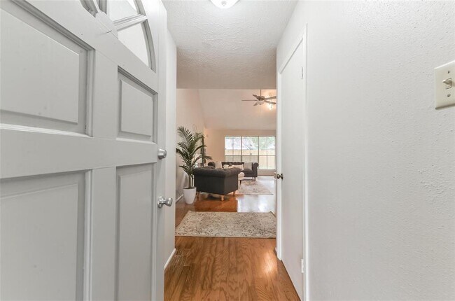 Foto del edificio - 5701 Village Arbour Dr
