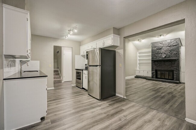 Foto del edificio - Stylish 2-Bed Duplex Near I-40 with Deck, ...