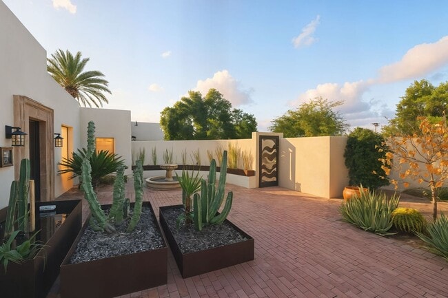 Building Photo - Elegant 3-Bedroom Home in Historic Tucson
