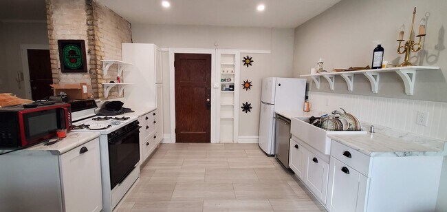 Foto del edificio - 1013 E Center St