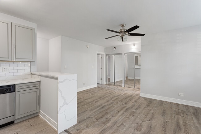 Building Photo - 1521 W Sherwin Ave