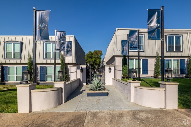 Entrada - The Ashley at Bluffview Apartments