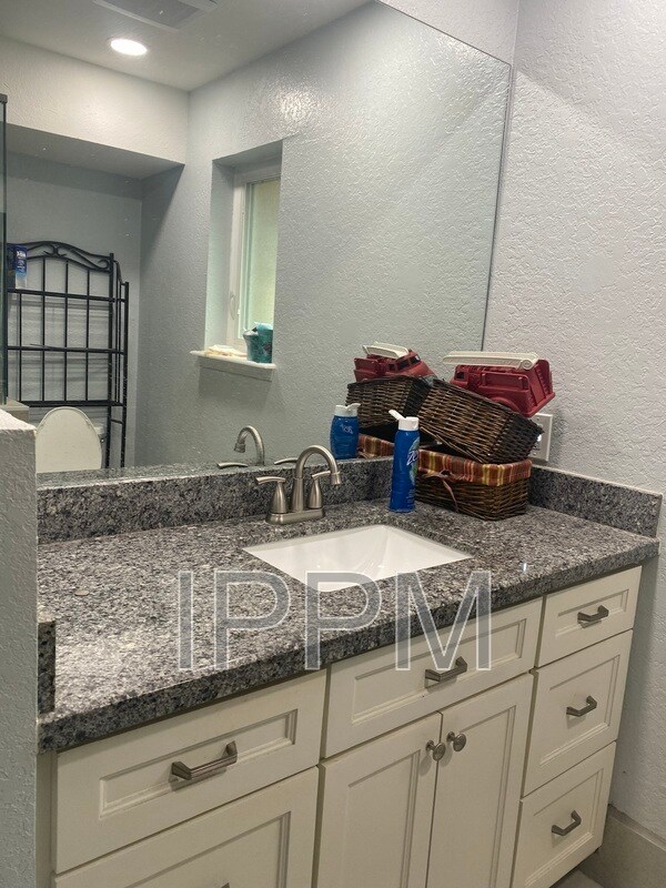 Building Photo - 609 Inverary Dr