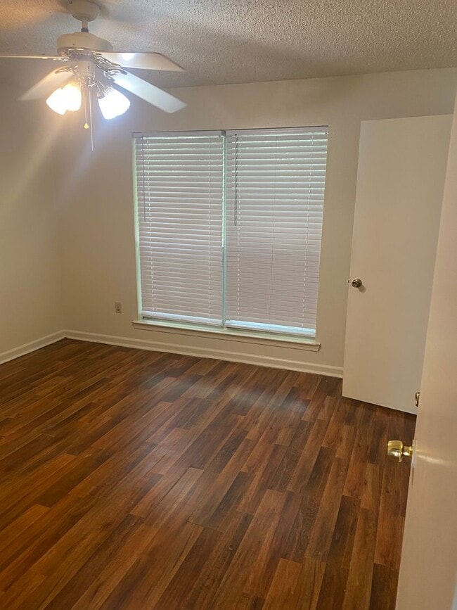 Building Photo - Great 2 Bedroom 2.5 Bath condo. Waiting fo...