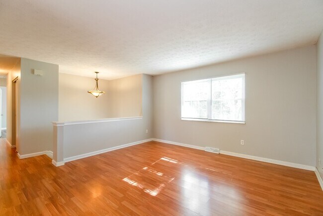 Building Photo - Stunning 3 Bedroom Split-Level