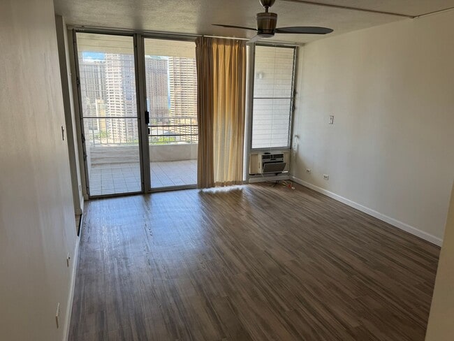 Building Photo - Summer Palace, Renovated 1/1 next to Conve...
