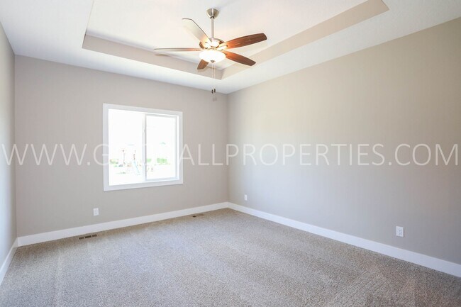 Foto del edificio - 4-Bedroom Ranch Home in Clive with Finished Basement & 3-Car Garage