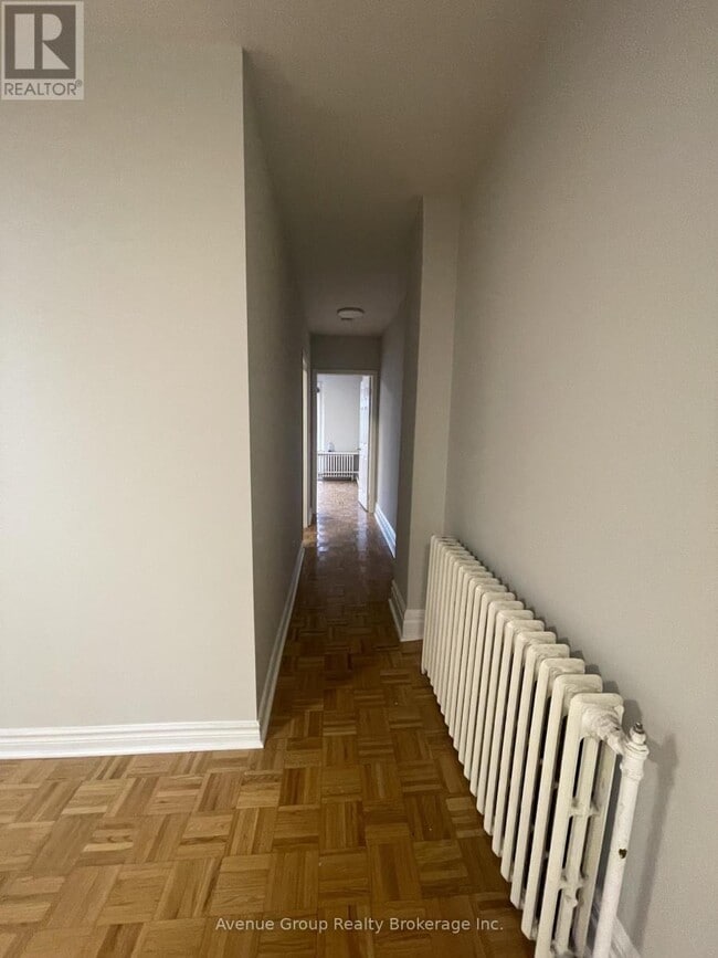 Building Photo - 621 Gerrard St E