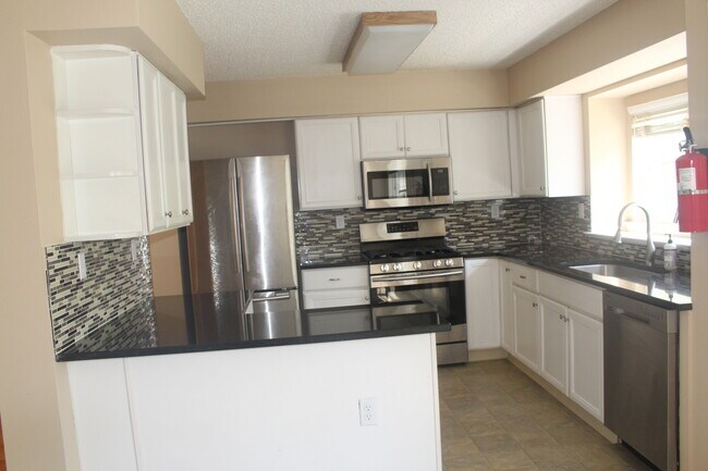 Building Photo - 13 Halstead Pl