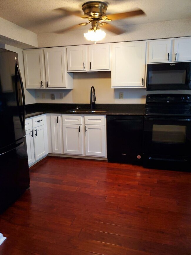 Foto del edificio - 3 Bedroom Townhome in Kings Grant