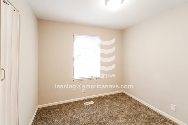 Foto del edificio - 2570 Greenleaf Dr