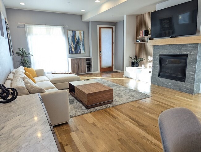 Building Photo - Luxury Louisville, Low Maintenance Home - Available NOW!