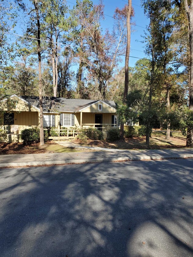 Foto principal - 2600 Hayward Dr