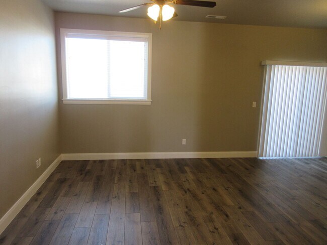Building Photo - 3 Bed 2.5 Bath -Newer town home living in ...