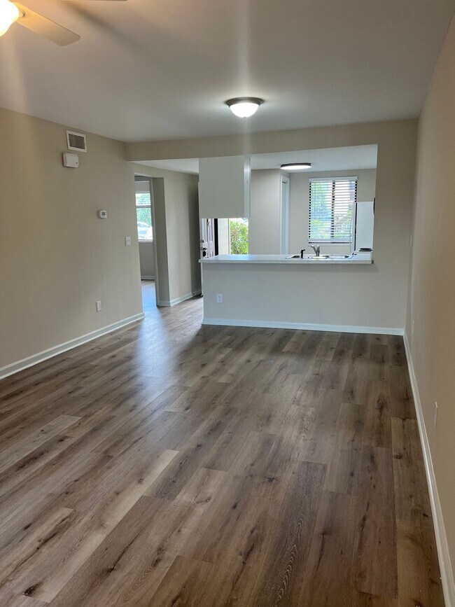 Building Photo - Condo in great location
