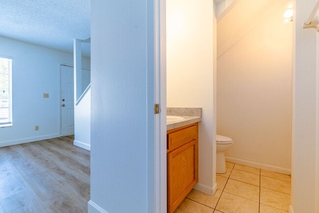 Building Photo - Beautiful 3 bedroom 2.5 bathroom townhouse for rent near USF.