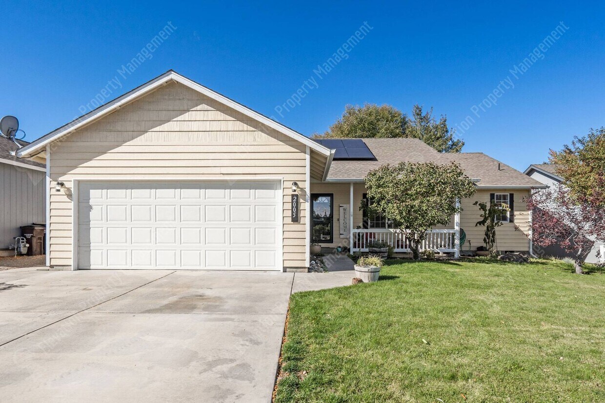 Primary Photo - 4 BR / 2 BA home in quiet, walkable SW Red...