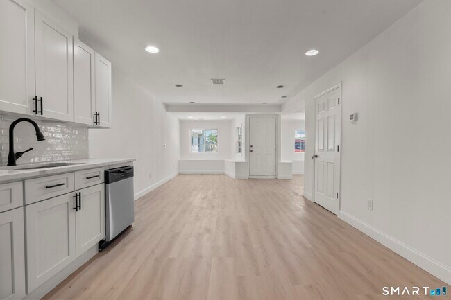Foto del edificio - 64 Soundview Ave