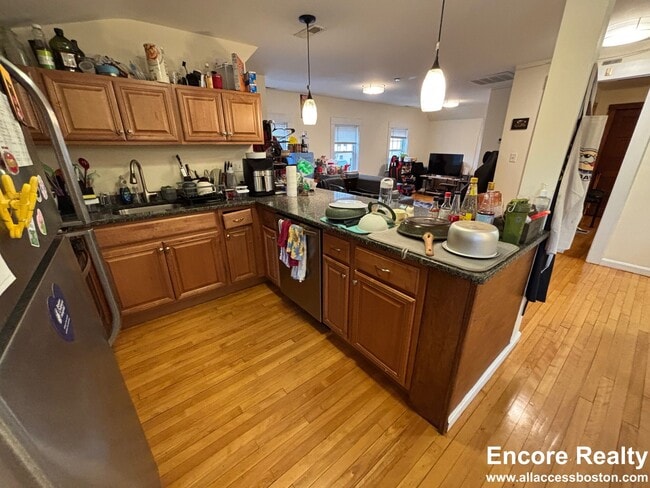 Building Photo - 34 Bentley St