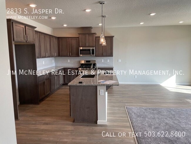 Building Photo - 2833 S Jasper Dr