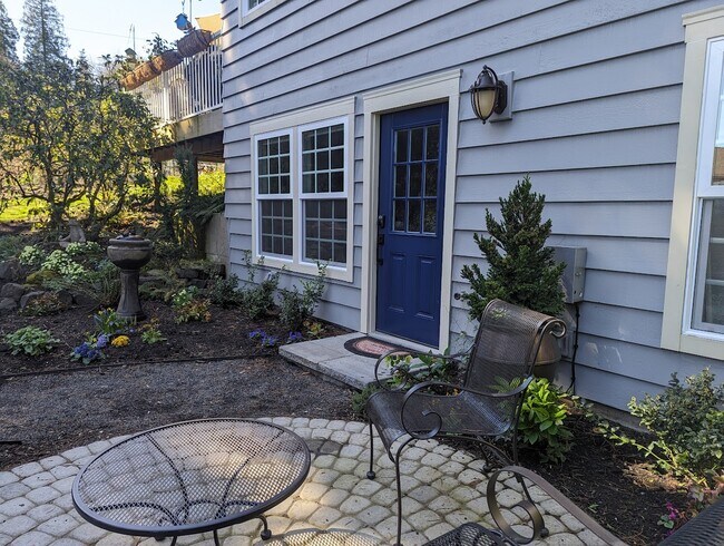 Entrada que muestra la fuente - 1411 NW 120th St