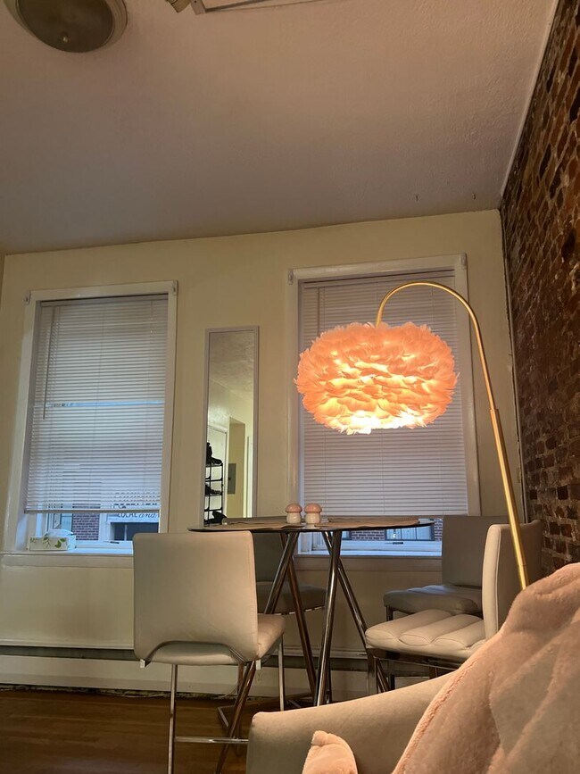Foto del edificio - 2BR 1Bth unit. Heat/Hot Water included. Great location!