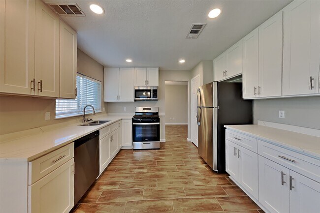 Foto del edificio - 5315 Hazel Grove Dr