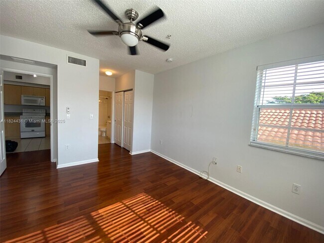 Foto del edificio - 8010 N Nob Hill Rd