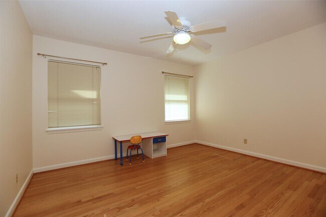 Building Photo - Wonderful mid century one story home, rece...