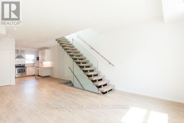 Building Photo - 1118 Queen St W