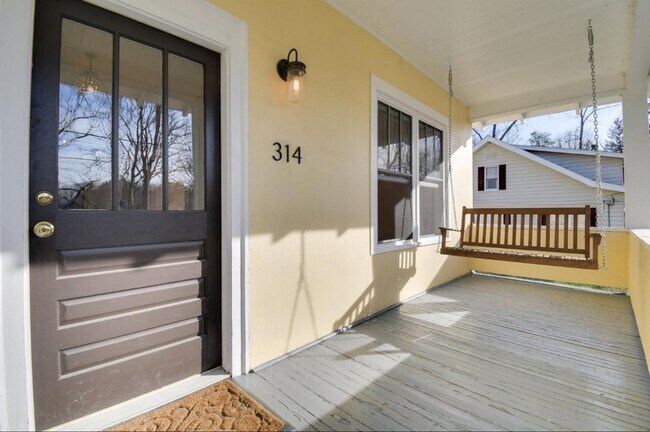 Building Photo - W&L Parents - Fully Furnished and Renovated Home