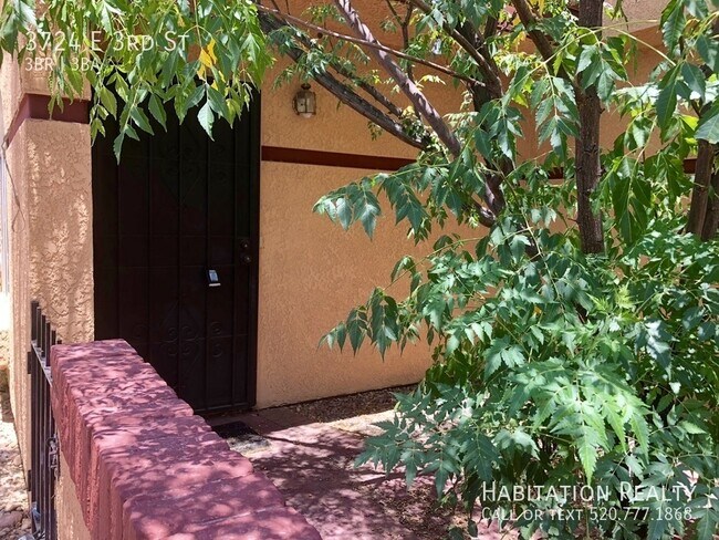 Foto del edificio - End unit Condo with Fenced Yard, Located o...