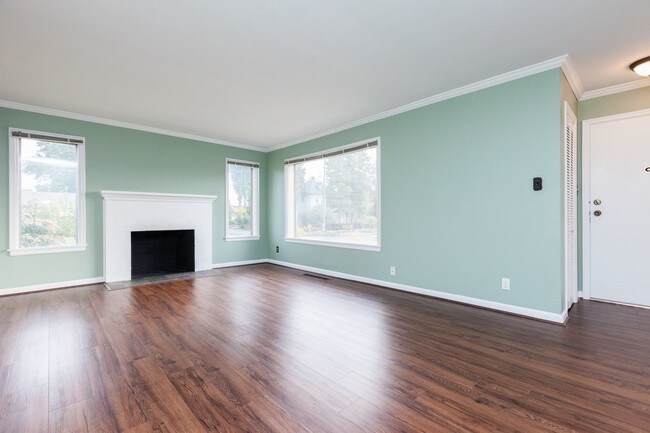 Building Photo - Cheery Tacoma 5-Bedroom