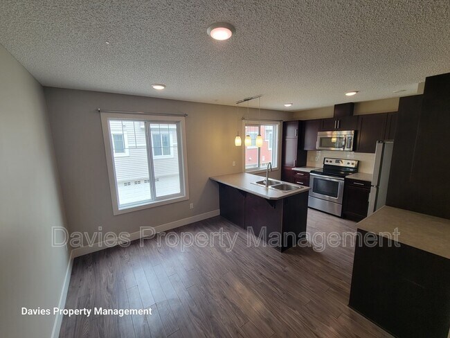 Photo du bâtiment - 415 Clareview Rd NW