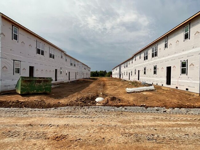 Foto del edificio - BRAND NEW TOWN HOMES in Clever, Mo!!!! 2 b...