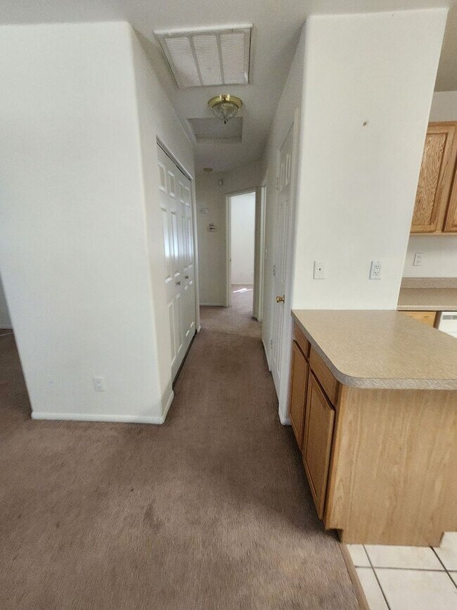 Foto del edificio - 6658 Smoketree Ave