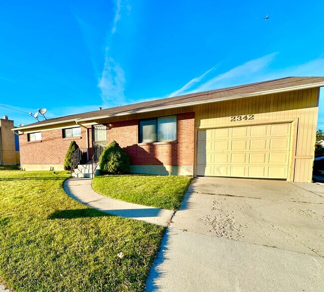 Foto del edificio - Remodeled 4 Bd Home with 23'x35' Heated Wo...