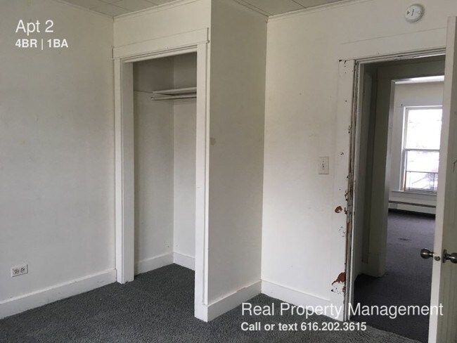 Building Photo - 4 bed 1 bath next to Ferris State Campus!