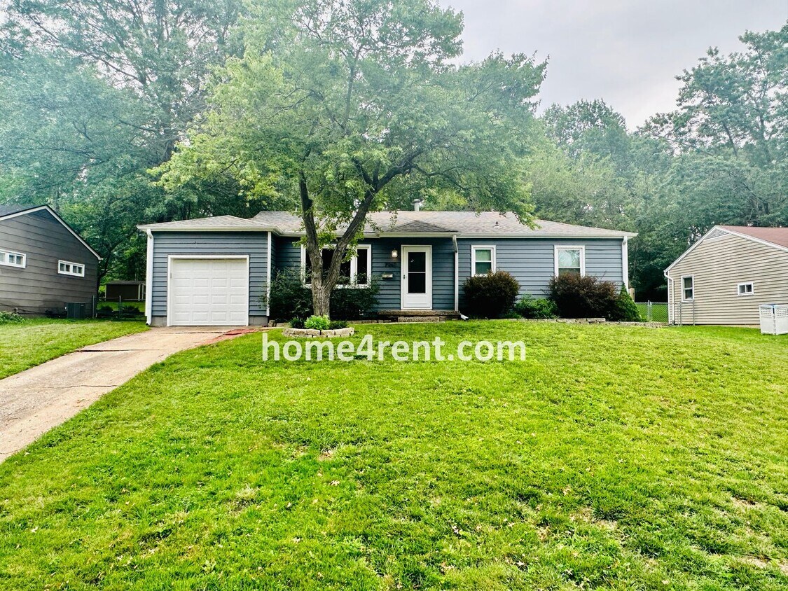 Primary Photo - Adorable Ranch Style Home in Overland Park...